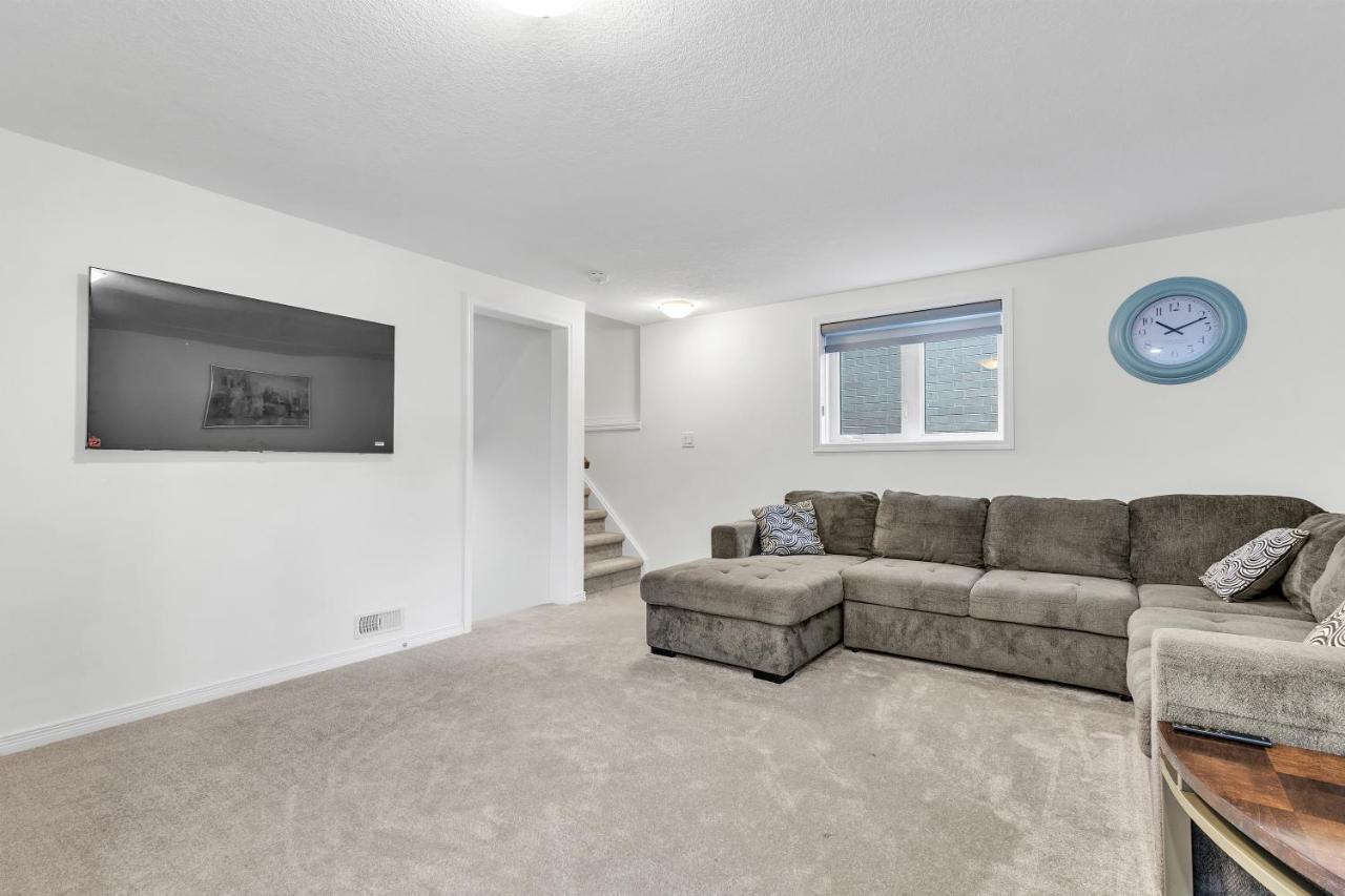 Modern 1 Bedroom + Den In Cambridge Exterior photo
