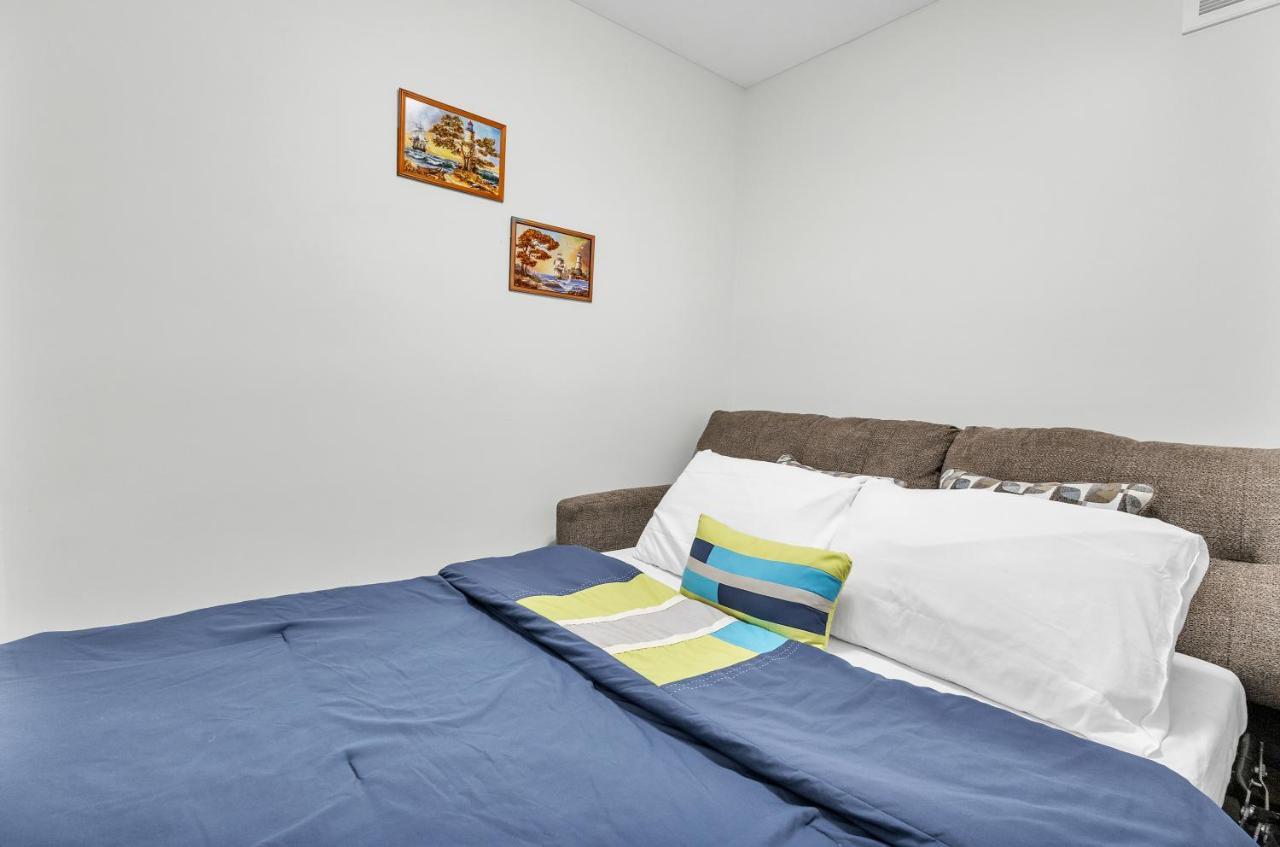 Modern 1 Bedroom + Den In Cambridge Exterior photo
