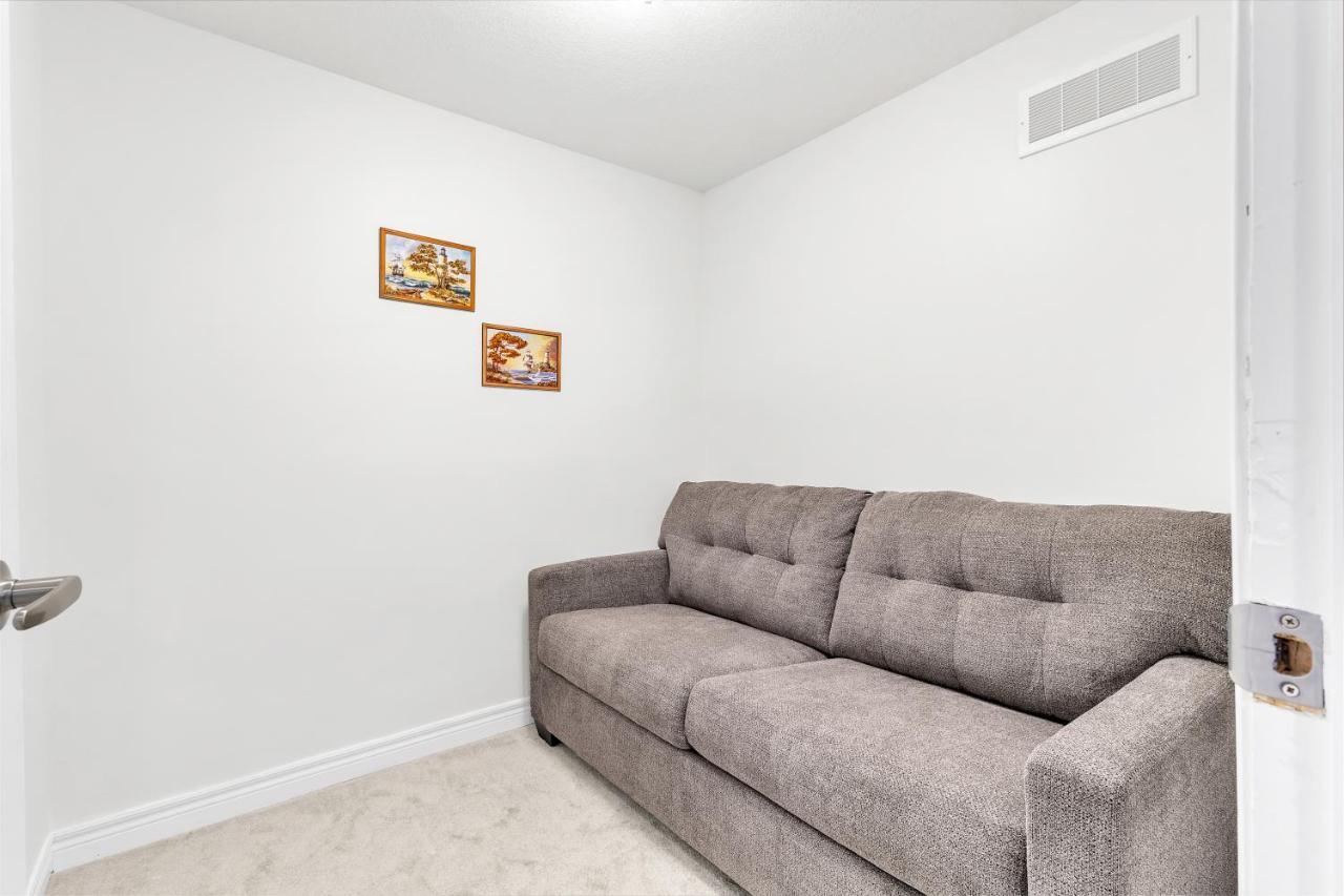 Modern 1 Bedroom + Den In Cambridge Exterior photo